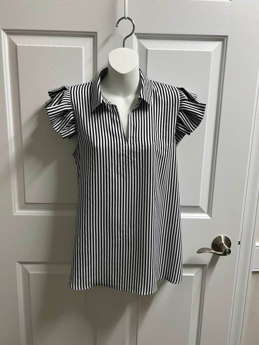 Tahari blouse Black White Vertical Stripe Flutter Sleeve shirt sz small S
